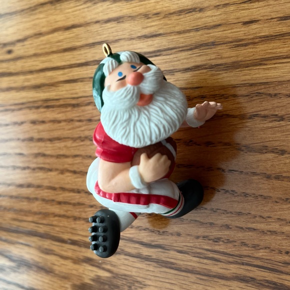 Bundle of 10 vintage Hallmark Keepsake Santa ornaments. - Picture 4 of 11
